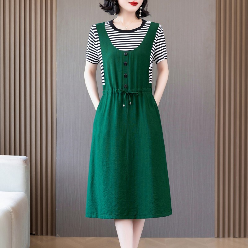 Summer New Round Neck Dress with Color Matching, Fake Two-Piece Temperament, Slimming and Age-Reducing Mother's Wear, Loose and Stylish Mid-Length Skirt