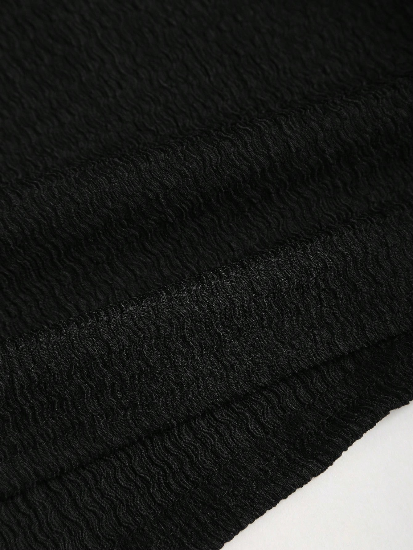 Robe midi ajustée avec col montant et boucle de ceinture_voghion.com