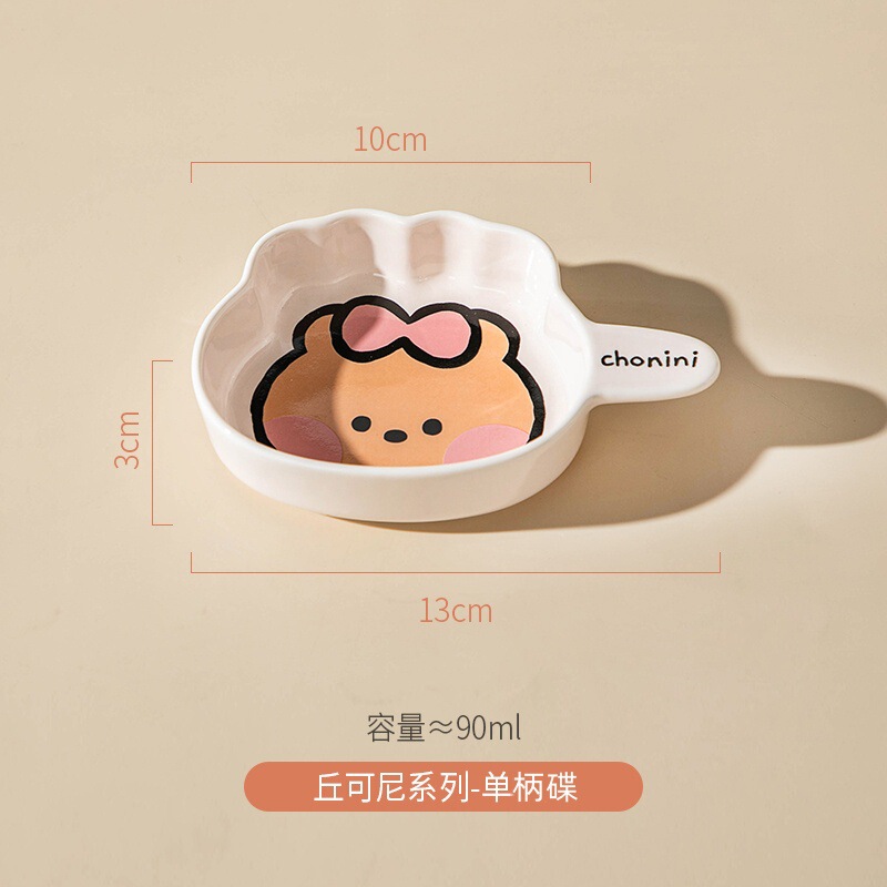 ブラウン熊はハンドル付きの陶磁器焙煎チーズグラタンを持っています。|undefined