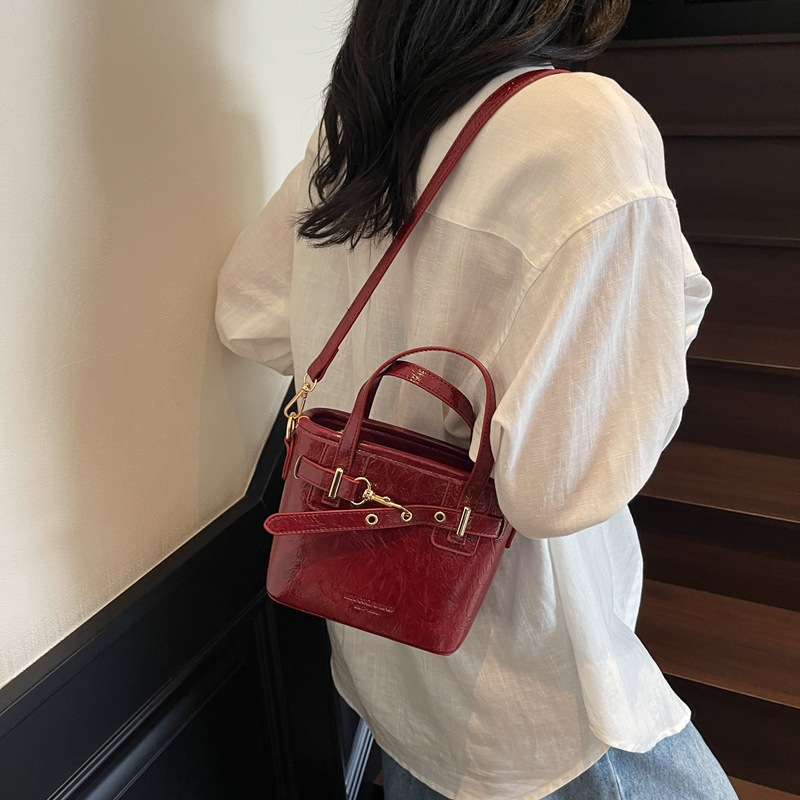 Comercio exterior de cercanías bolso de cubo de mano de todo fósforo femenino 2025 nuevo bolso de canasta de verduras de tendencia de todo fósforo bolso de mensajero de sentido avanzado