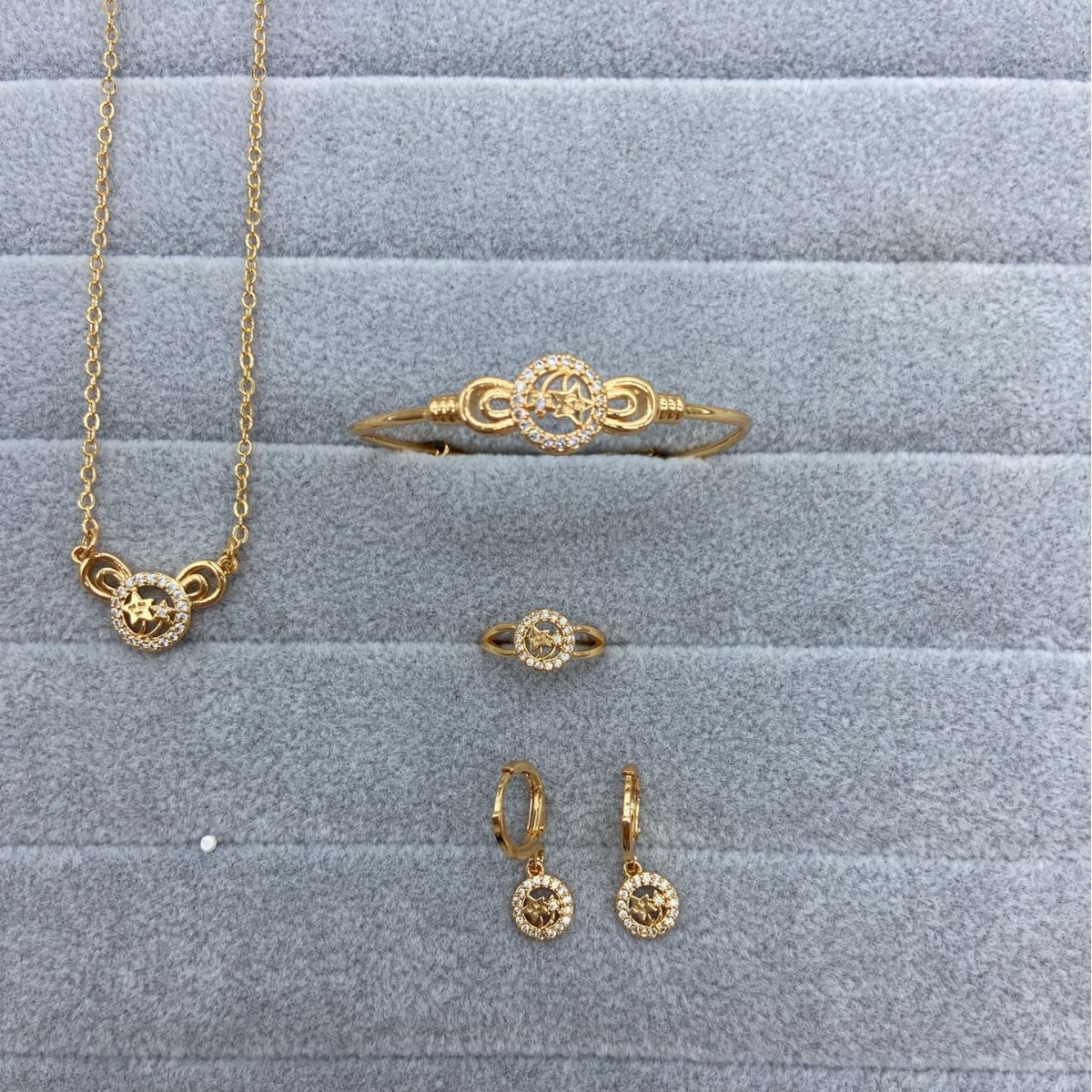 Explosiones transfronterizas juegos de joyería para niños cobre oro zircon anillo mariposa pendientes brazalete collar joyería conjunto de cuatro piezas