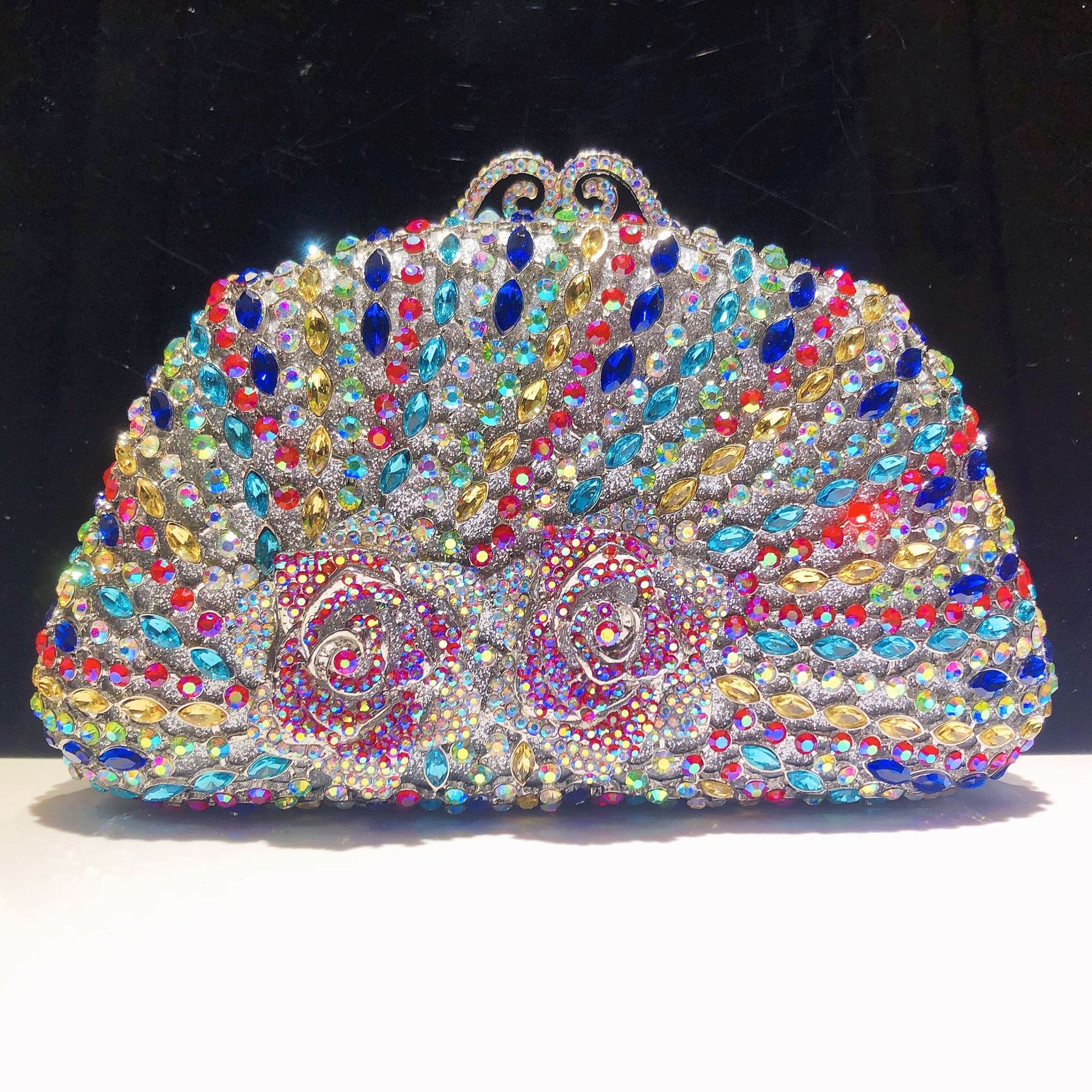 Bolsa de cena de diamantes rosados en forma de D metal hueco bolsas de mano de diamantes completas bolsas de mano de banquete europeas y americanas