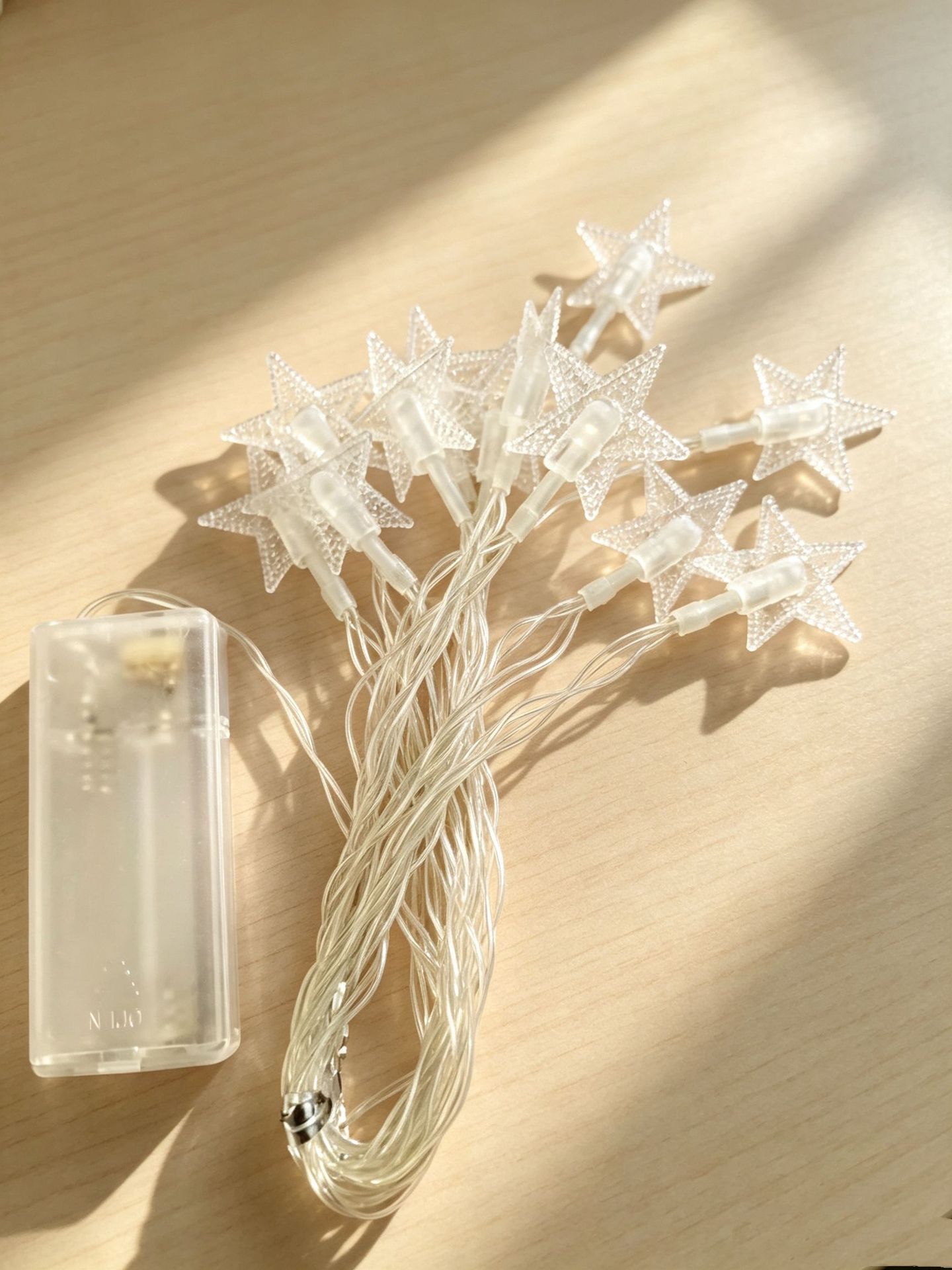 Amazon se especializa en productos tejidos, accesorios para montar en la pared, ganchos en forma de S, ganchos para luces, tubos de expansión, ganchos en forma de signo de interrogación, herrajes decorativos y almacenamiento.
