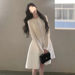 韓国系の気質の外はニットのセーターのカーディガンの女性の春秋の優しく腰を収めてやせているベストのワンピースの2つのセットを現します。