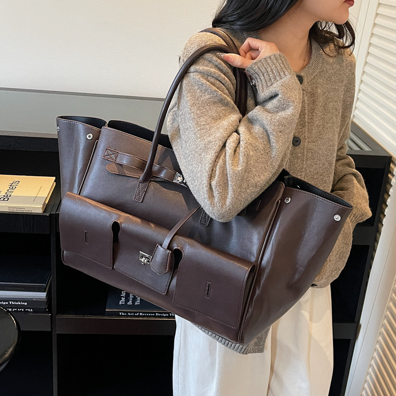 Bolso de mujer explosivo coreano bolso de platino portátil super caliente 2025 nuevo transporte de hombro bolso punk Kelly bolso