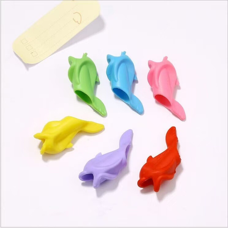 Small fish pencil grip for primary school students to practice writing, posture-correcting tool for kindergarten children, silicone posture-correcting pencil sleeve wholesale Small fish pencil grip for primary school students to practice writing, posture-correcting tool for kindergarten children, silicone posture-correcting pencil sleeve wholesale