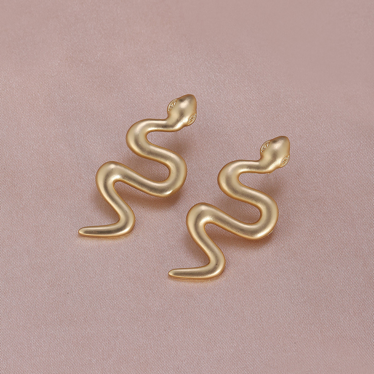 2023 nuevos pendientes de metal pendientes de serpiente mate pendientes de moda de personalidad europea y americana populares pendientes de serpiente dorada