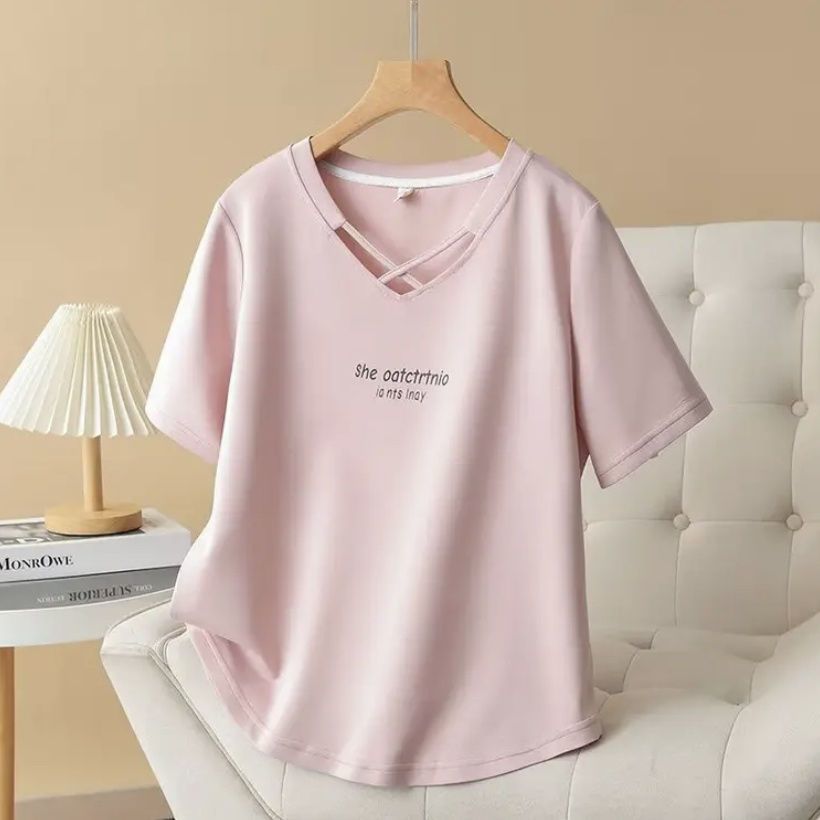 Verano nuevo estilo de gran tamaño, estilo occidental, delgado, suelto y versátil, cuello en V cruzado, estampado de letras, camiseta de manga corta, top de carne para mujer