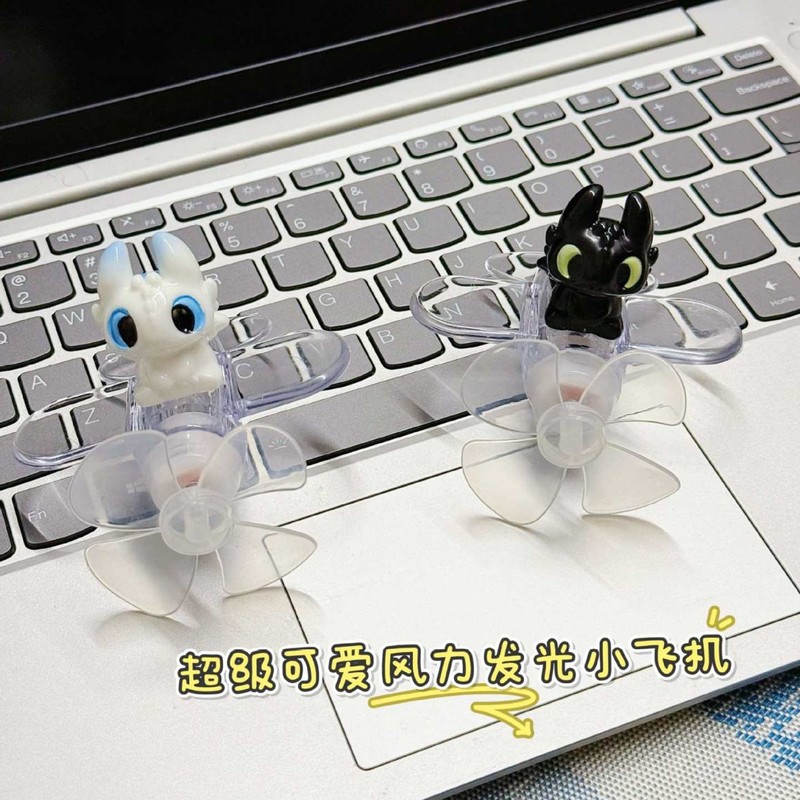 歯のない少年電気自動車オートバイ装飾風力発電小型航空機風力発光ライト車の装飾品車の漫画|undefined