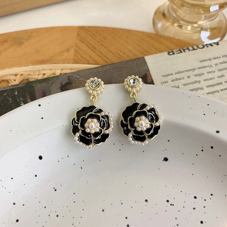 Серьги с цветком капля, элегантный белый и черный, 3.3×2 см, легкая модная пара