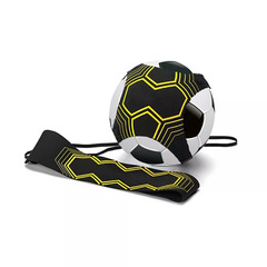 メーカーの現物はサッカーのトレーニングをしています。