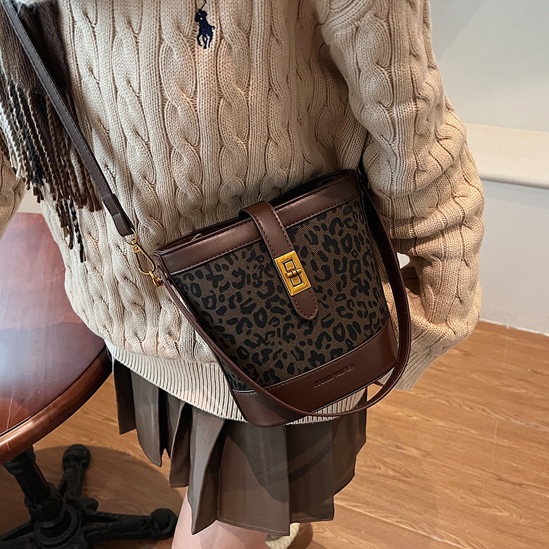 Bolso transfronterizo bolso de mujer nicho de diseño 2024 bolso de cubo de moda leopardo serie explosiva portátil hombro único