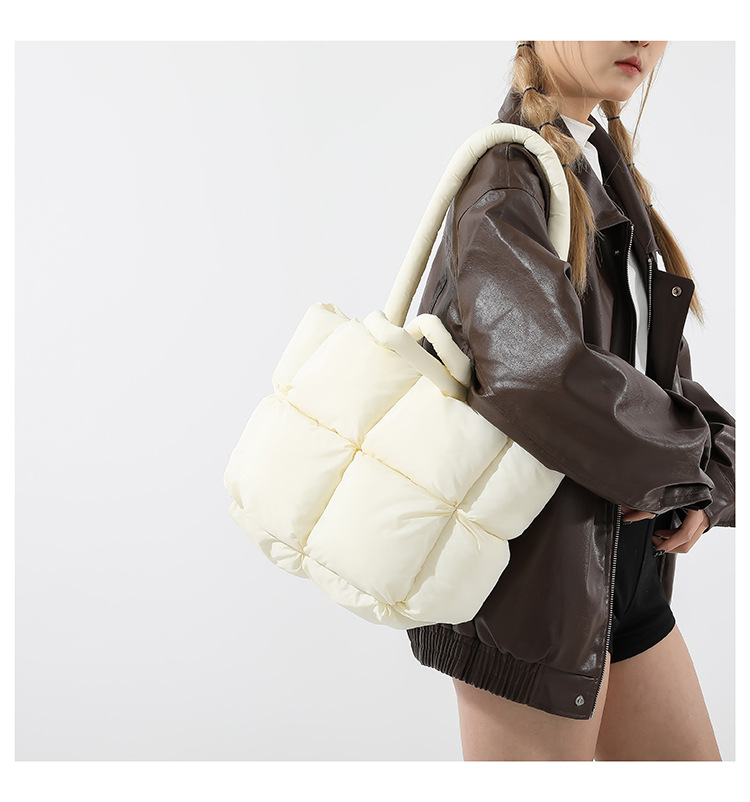 Neue Daunentasche, Baumwollkleidung, Damentasche, einfache, mit Baumwolle gefüllte Weltraumtasche, Einkaufstasche, weiche, karierte tragbare Umhängetasche_voghion.com