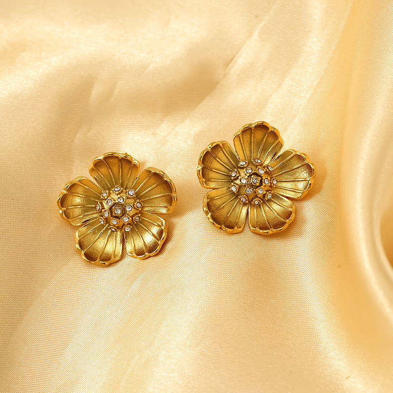 retro elegant golden fashionable earrings