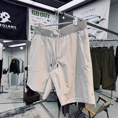 ライトグレーの速乾性スポーツショーツメンズ夏薄手クール通気性5点パンツアウトドアランニングストレートミッドパンツ