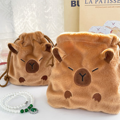 かわいいカピバラのぬいぐるみのポケットのひもを引くことができます。