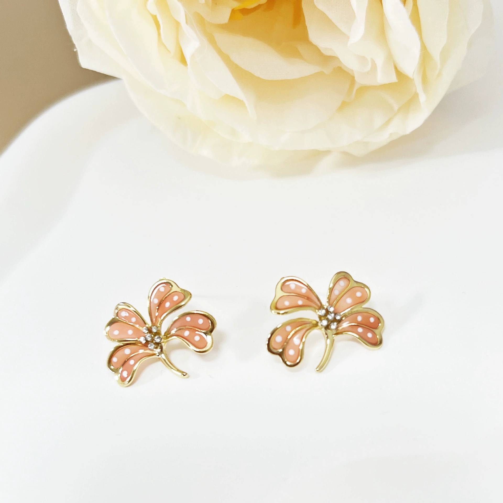 Small design fresh universal earrings, light luxury style, flowered