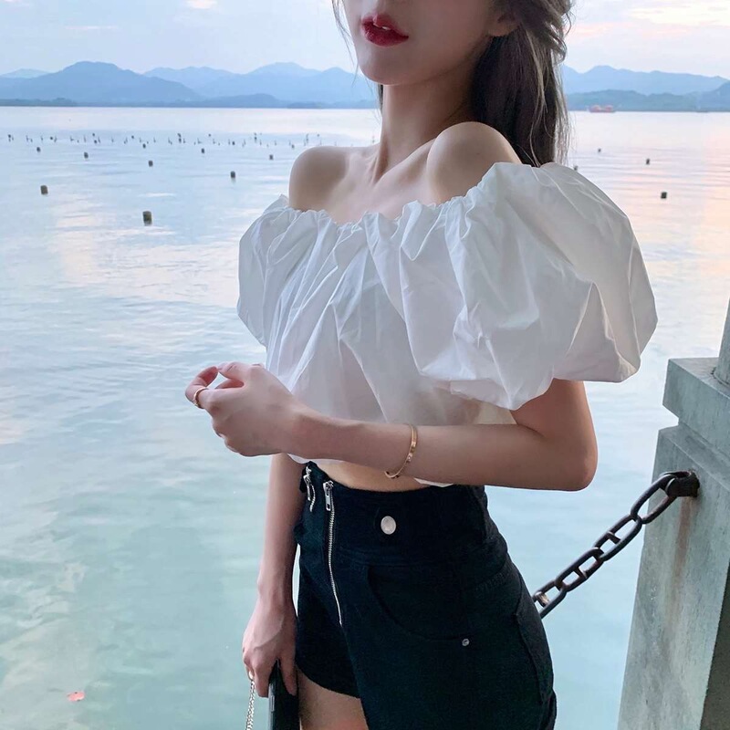 Pure Desire Style White One-Shoulder Short Top with Exposed Collarbone, Women's Shirt, Summer Design, Puff Short-Sleeve Shirt