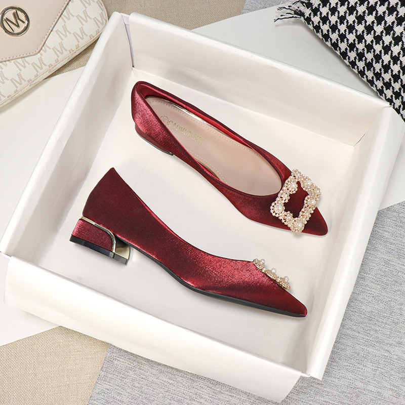 French retro pointed toe mid heel bridal shoes Xiuhe dress wedding dress wine red satin wedding shoes rhinestone Pearl square buckle single-layer shoes