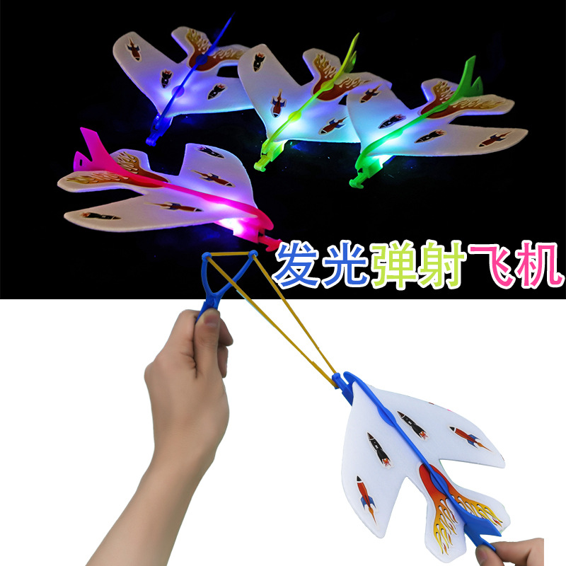 Juguetes emisores de luz para niños flash Catapult Aircraft Slingshot emisor de luz pequeña espada voladora puesto mercado nocturno Plaza Venta caliente suministro