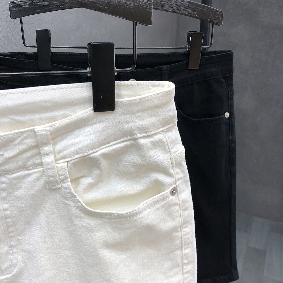 Jeans jóvenes guapo, pantalones cortos para hombres de verano delgados, 2025 nuevos jeans de verano para hombres blancos de cinco puntos