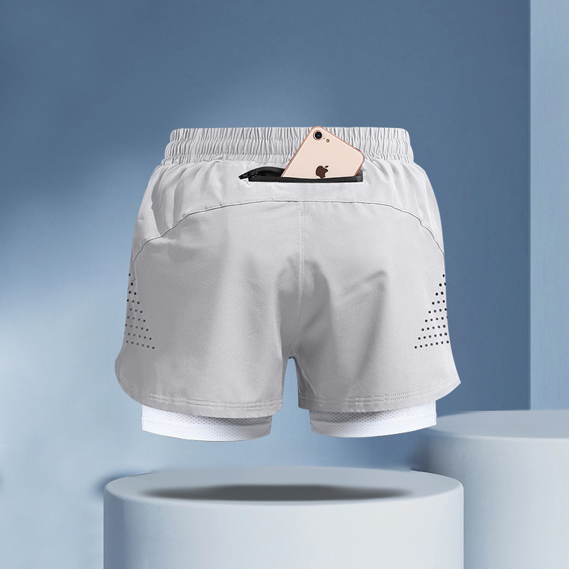 スポーツランニングショーツ男性はマラソンに乗ります。|undefined