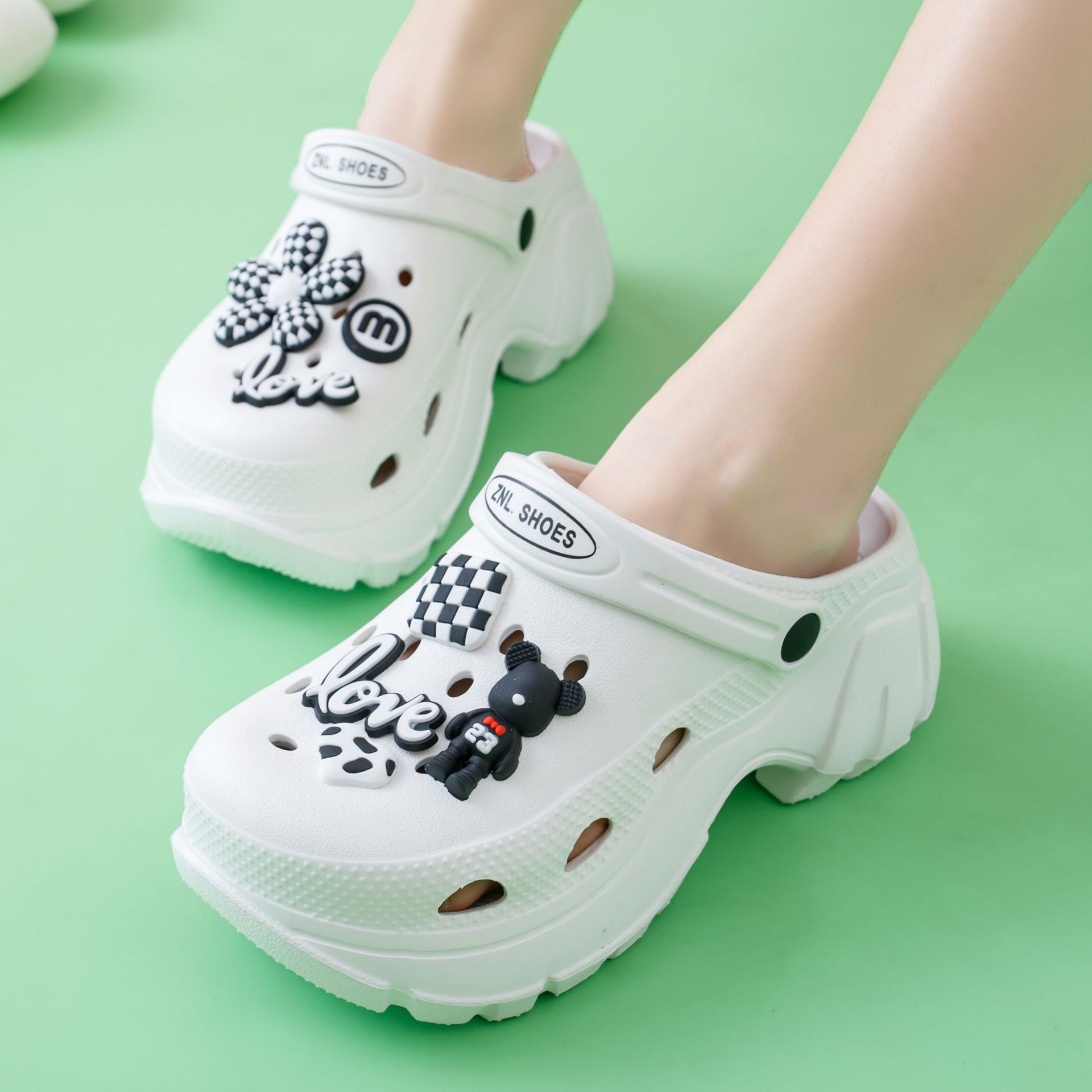 Einteilige Lochschuhe mit dicken Sohlen, Sommer-Oberbekleidung für Damen, 2023, neue rutschfeste, erhöhte Baotou-Stepp-Sandalen und Hausschuhe_voghion.com