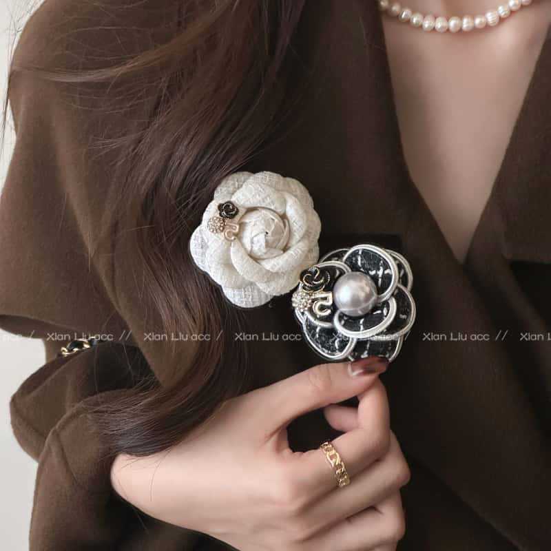 Tweed Style Camellia Flower Brooch, High-End Women's Luxury Elegant Brooch, Accessible Luxury Sweater Suit Corsage, Autumn and Winter Accessories