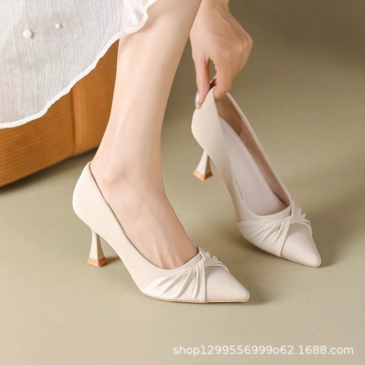Zapatos de tacones altos puntiagudos para mujeres 2026 otoño nuevos zapatos individuales de estilo universal hombre pequeño temperamento poco profundo tacones suaves zapatos de boda