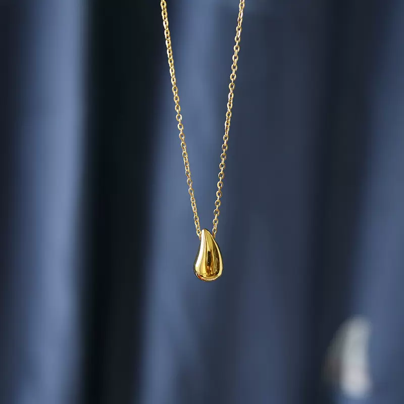 水滴聚财2025夏季新款金色项坠批发18K金优雅吊坠项链原创设计