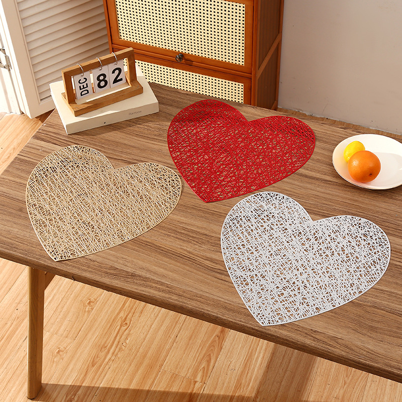 Día de San Valentín transfronterizo romántico en forma de corazón mantel de PVC creativo en forma de corazón sensación de alta gama de lujo ligero cojín de aislamiento térmico de restaurante cojín impermeable