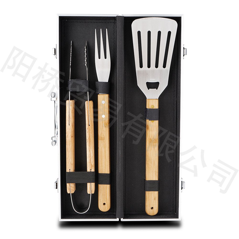 Exportación de la fábrica de acero inoxidable mango de madera herramientas de barbacoa conjunto de tres piezas al aire libre combinación portátil tenedor pala clip barbacoa parrilla