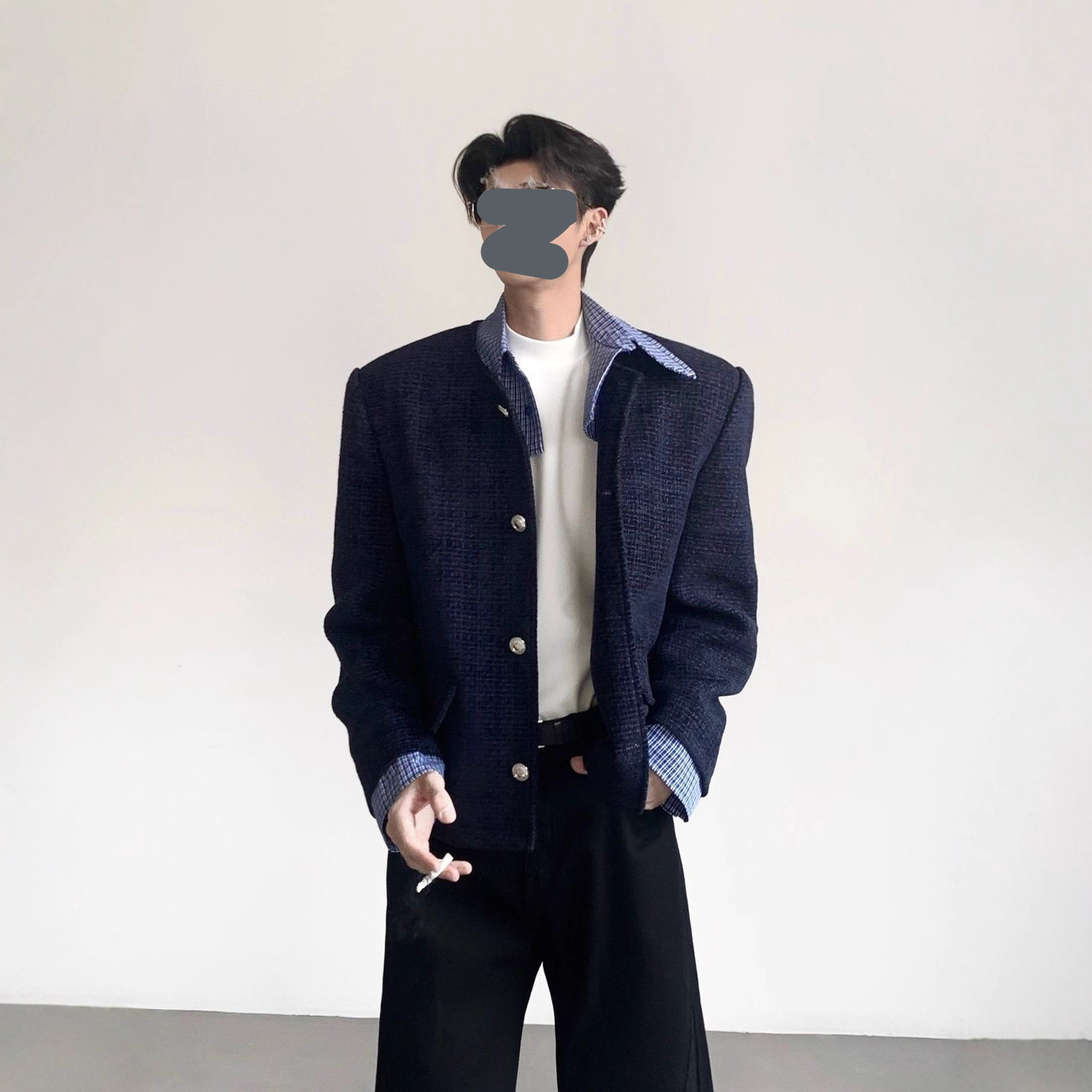 Veste patchwork idéale pour le printemps et l'automne, à porter avec une petite veste bleue parfumée à simple boutonnage._voghion.com
