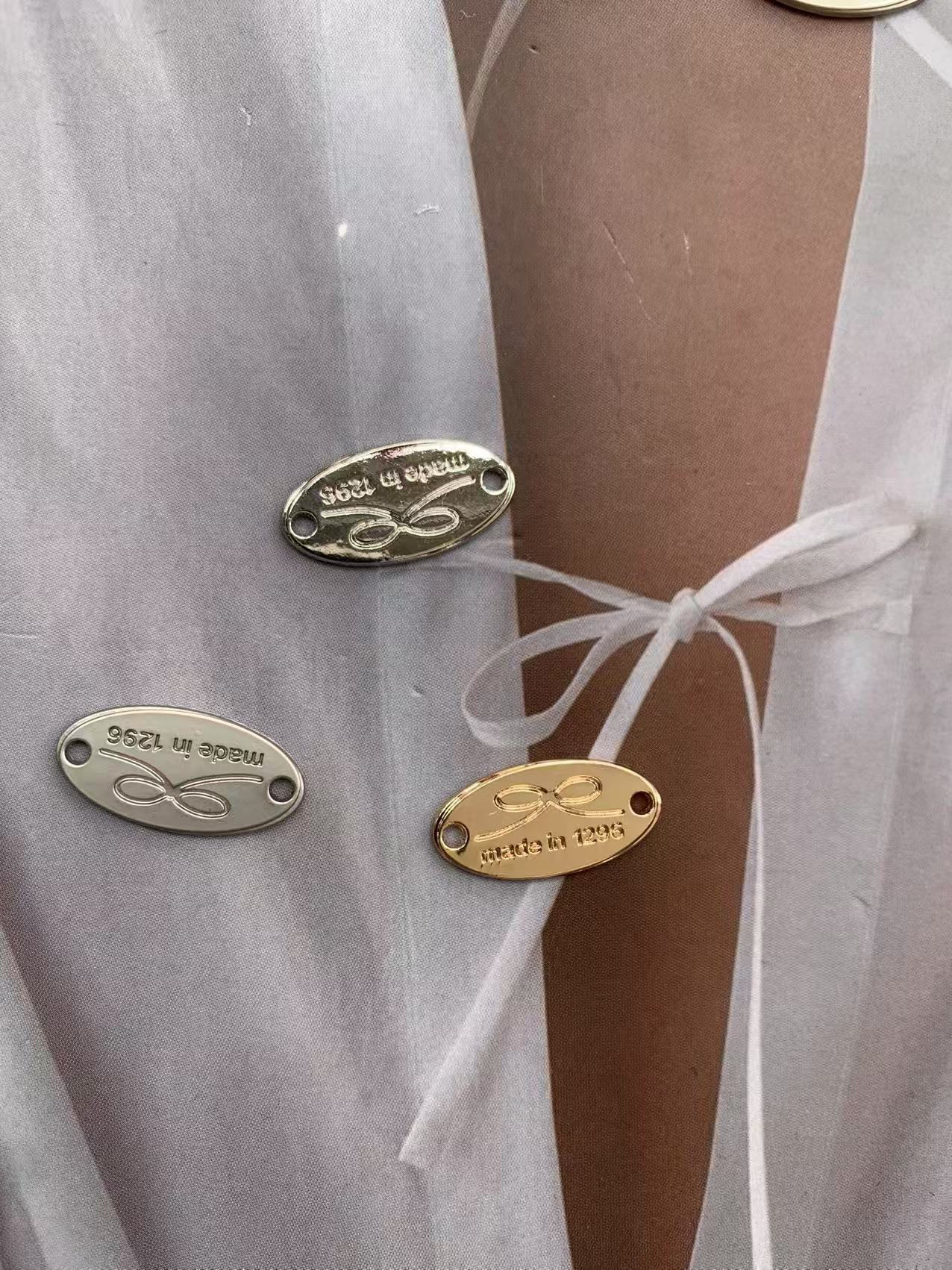 Nuevo estilo de moda alfabetizado DiDi accesorios de joyería metálica arco zapatos sombreros calcetines accesorios de ropa colgante