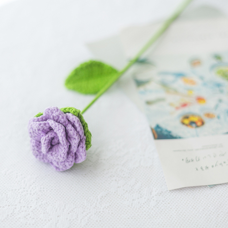 완성 된 라이트 퍼플 장미 단일 버드 녹색 잎