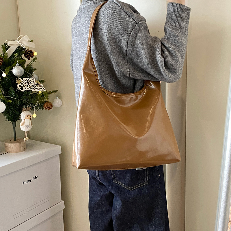 Este año, la moda coreana retro texturas de transporte móvil bolso de hombro para mujeres, 2024 invierno nuevo brazalete