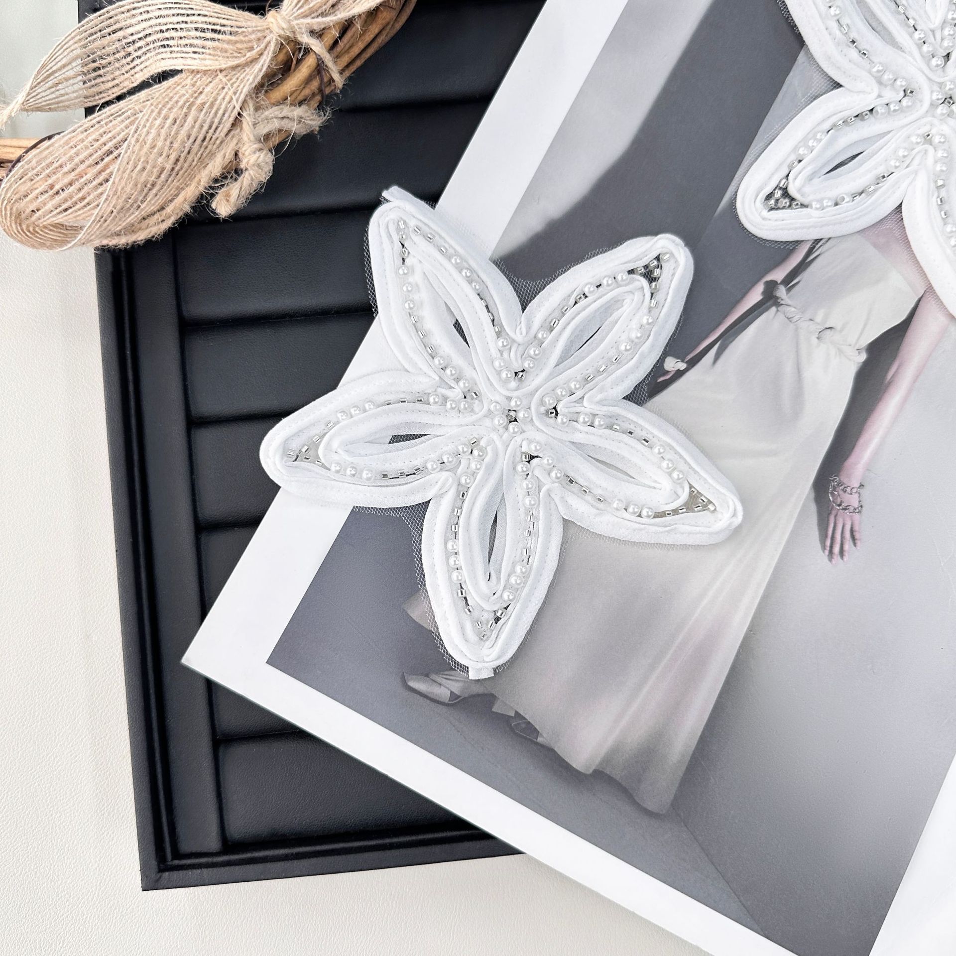 Adhesivos de tela de flores blancas con bordes de perlas, exquisitos accesorios de decoración de ropa tridimensional, bolsos de ropa, zapatos, sombreros, sombreros, accesorios creativos