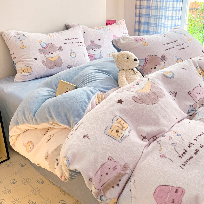 Cama de dibujos animados de leche de seda de cuatro piezas 2026 nueva sábanas de seda de coral de otoño y invierno cubierta de colcha de cama de tres piezas