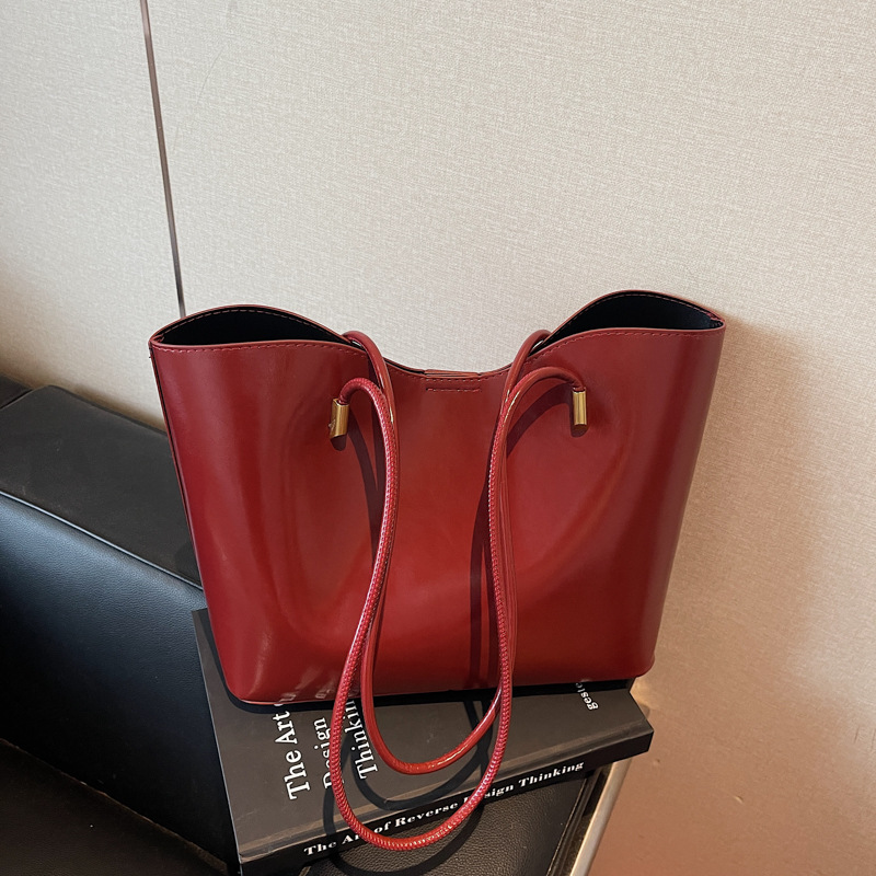 2025 nuevo bolso de mujer universal nicho de moda alta sensación de bolso de mujer de viaje de moda retrógrado aceite pitot bolso de hombro