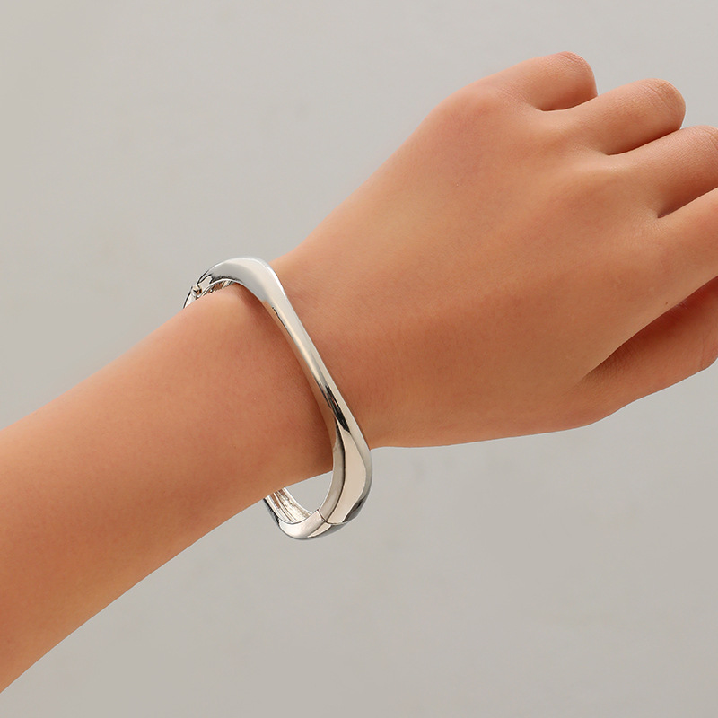 Joyería popular transfronteriza europea y americana, simple y moderna, pulsera de metal hueca de borde ancho, única y llamativa.
