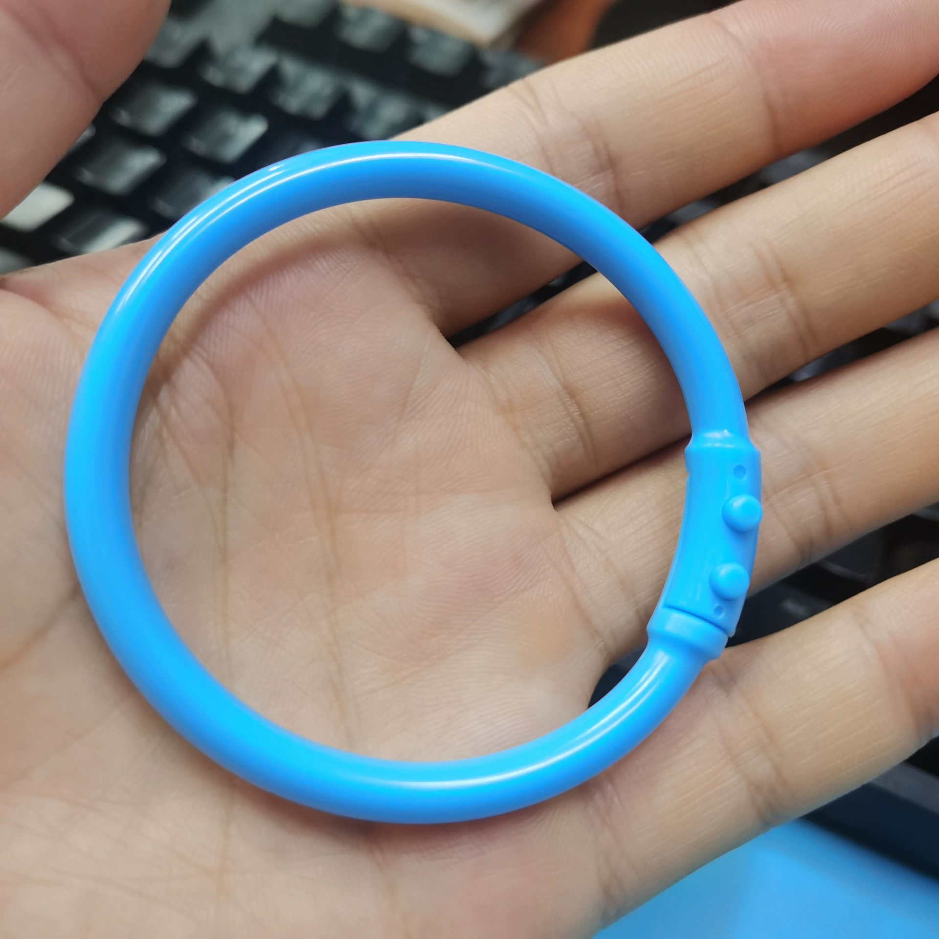 Цветная двойная точка карты пластиковое Открытое кольцо Высокопрочное круглое кольцо Пряжка диаметр проволоки 5,6 мм внутри 51,6 мм снаружи 62,4 мм