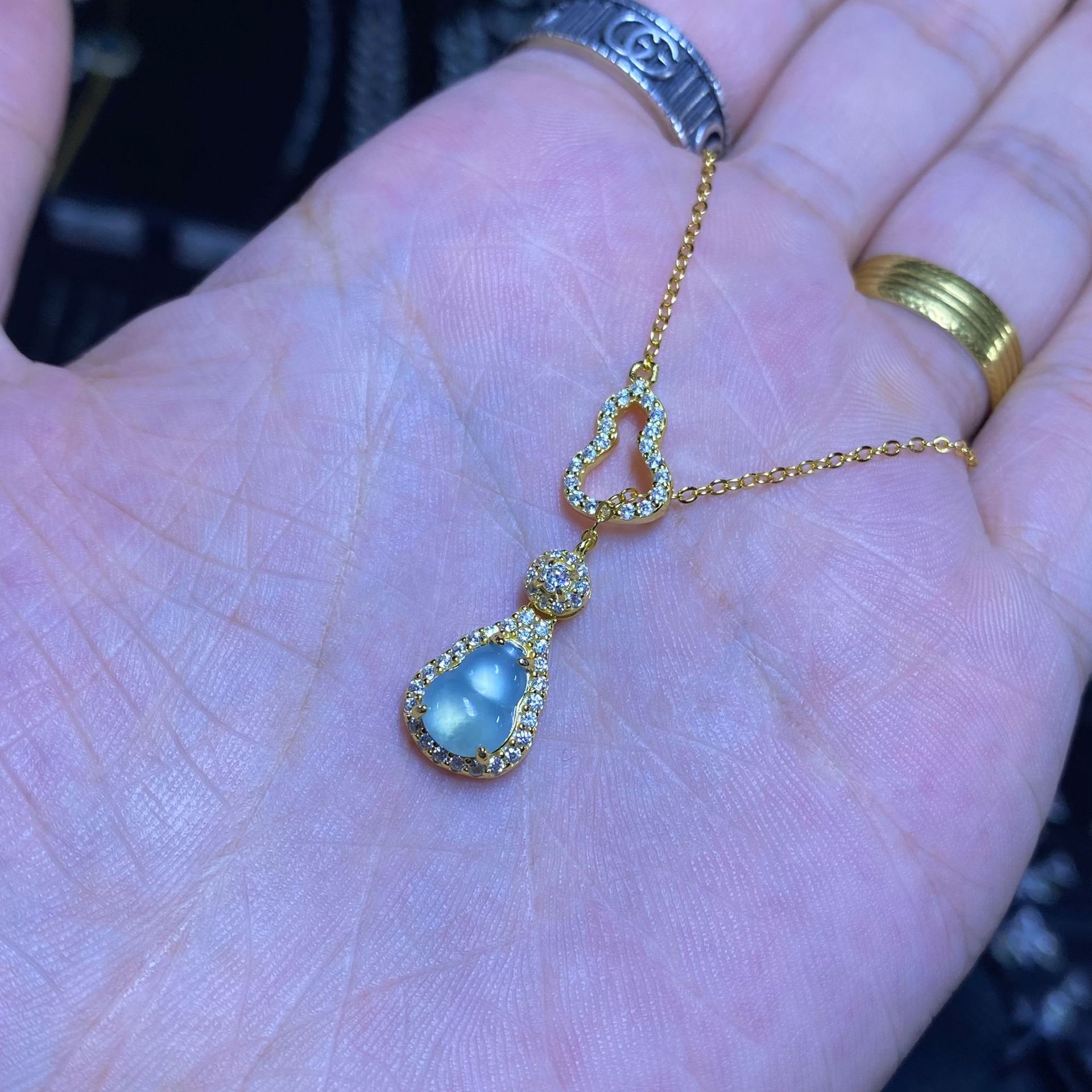 황금빛 푸른 물 조롱박