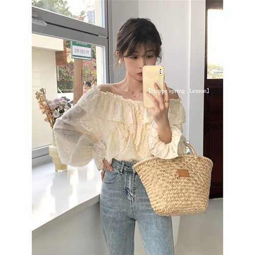 Designer ruffled-shoulder off-shoulder top for women—spring/summer new arrival, loose-fit, niche-style, figure-flattering long-sleeved shirt.