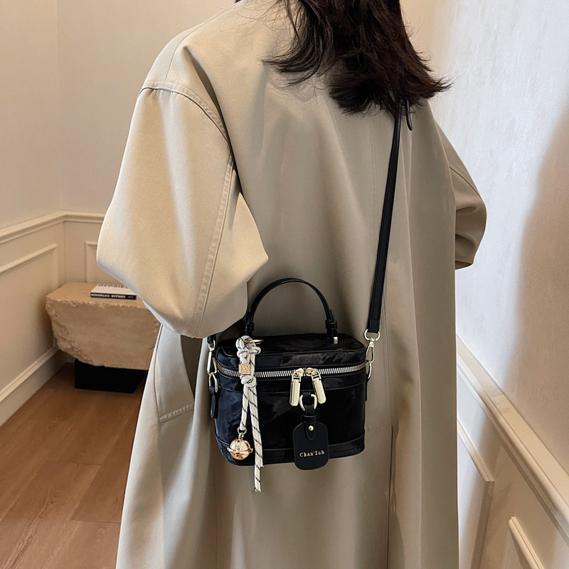 Este año, la popularidad de la bolsa de mano para mujeres 2025, nueva bolsa de hombro de tendencia universal, alta humedad, bolsa de cubo de moda