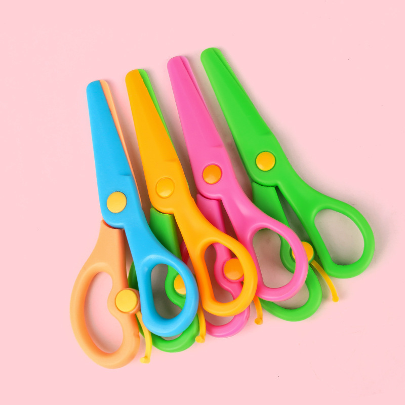 Fabricantes directos tijeras de plástico regalos hechos a mano estudiantes de jardín de infantes dibujos animados anti-clip tijeras de seguridad para niños elásticas