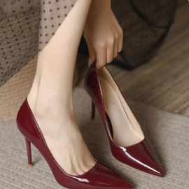 高跟鞋女细跟尖头酒红色设计感小众性感气质名媛大码法式漆皮婚鞋
