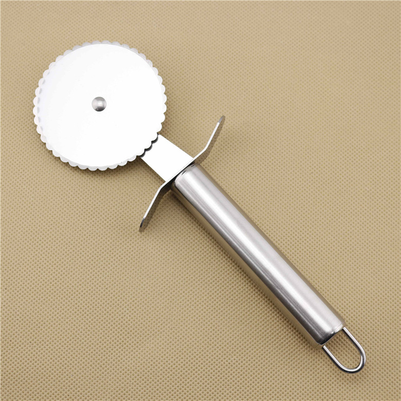 刀刀披萨圆形za披萨刀花边不锈钢轮piz滚轮介饼器烘焙工具滚轮无