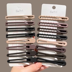 シンプルで無傷のヘアピン女性カモの口は一字を挟んで額の前髪を挟みます。