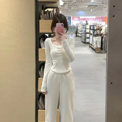 乳杏色の長袖の底のシャツの女性の春の服の秋冬の純綿の中でtシャツのタイトなショートタイプの純粋な欲の洋風の上着を掛けます。