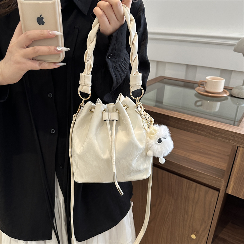 Cross-Border 2026 New Fashion Stylish Single-Shoulder Bag, Beautiful Large-Capacity Casual Bucket Bag for Women, Trendy Simple Crossbody Bag